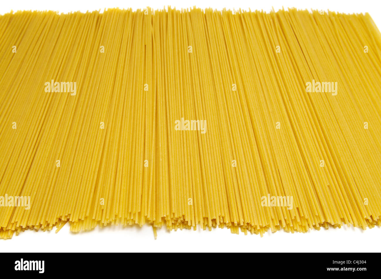 Italienische Pasta auf weißem Hintergrund Stockfoto
