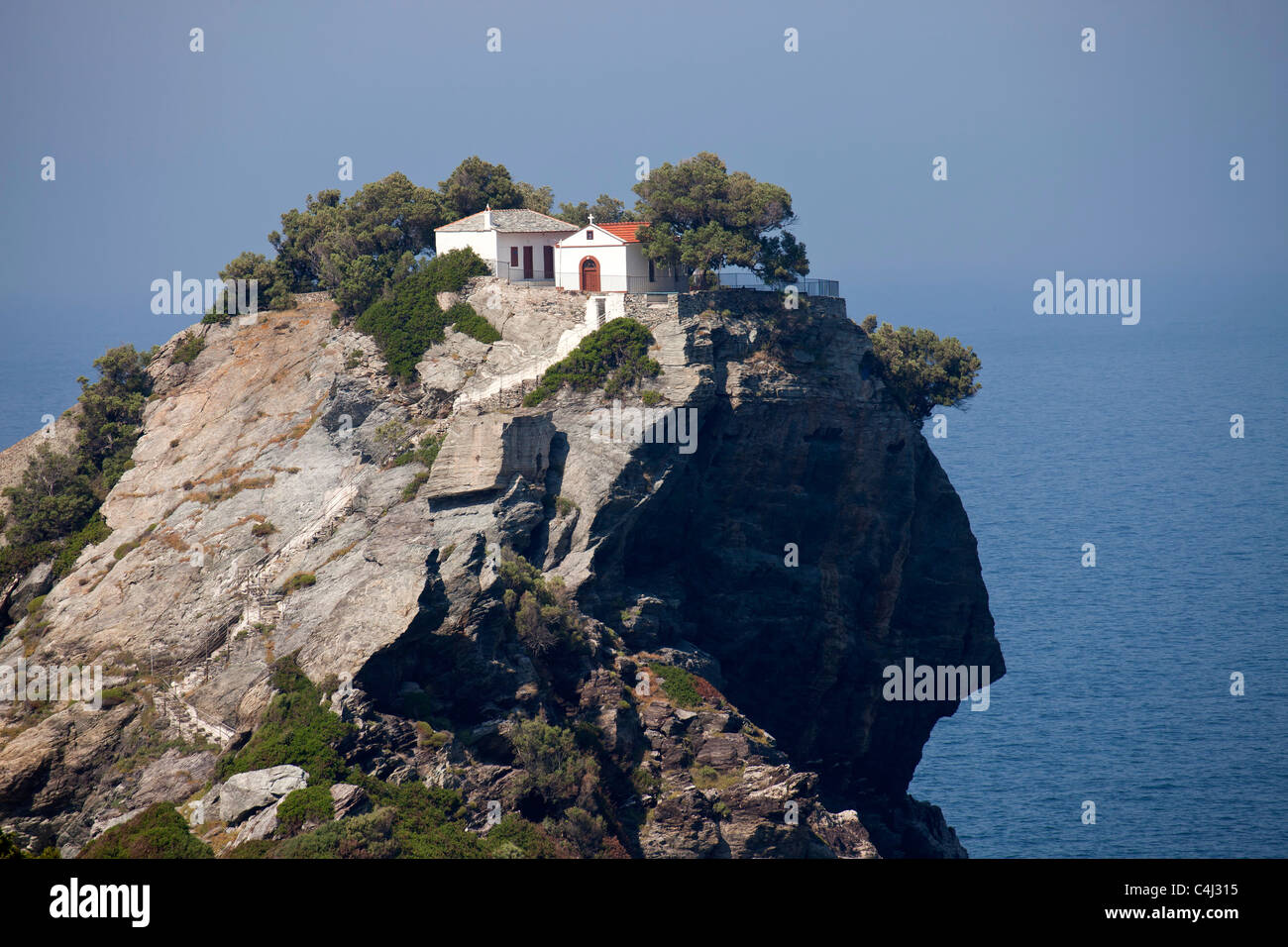 die steile eine gebirgigen Nordküste der Insel Skopelos mit Mamma Mia Kirche Agios Ioannis Sto Kastri, Skopelos, Griechenland Stockfoto