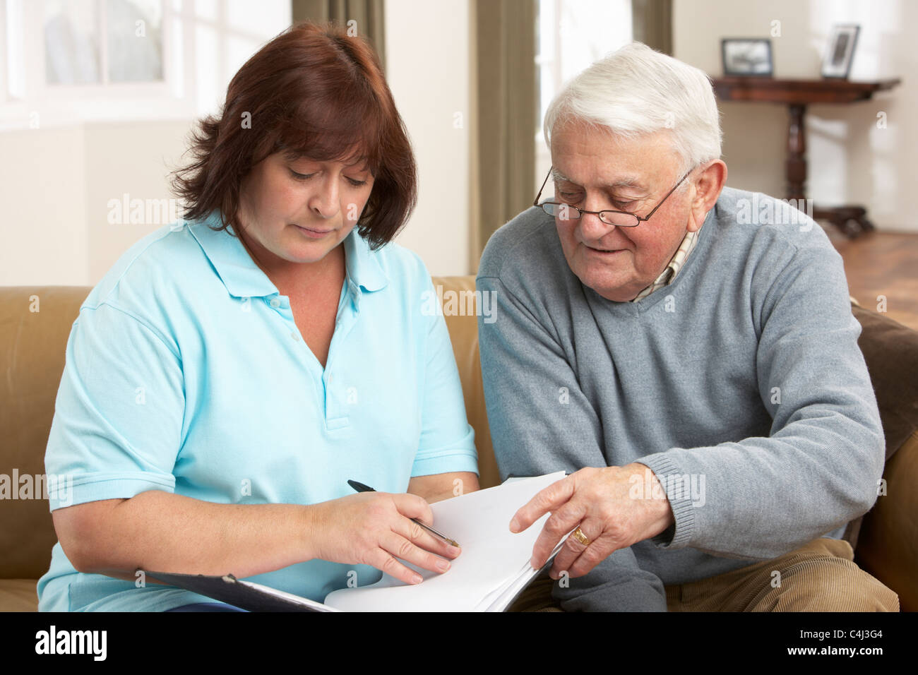 Ältere Mann im Gespräch mit Gesundheit Besucher zu Hause Stockfoto