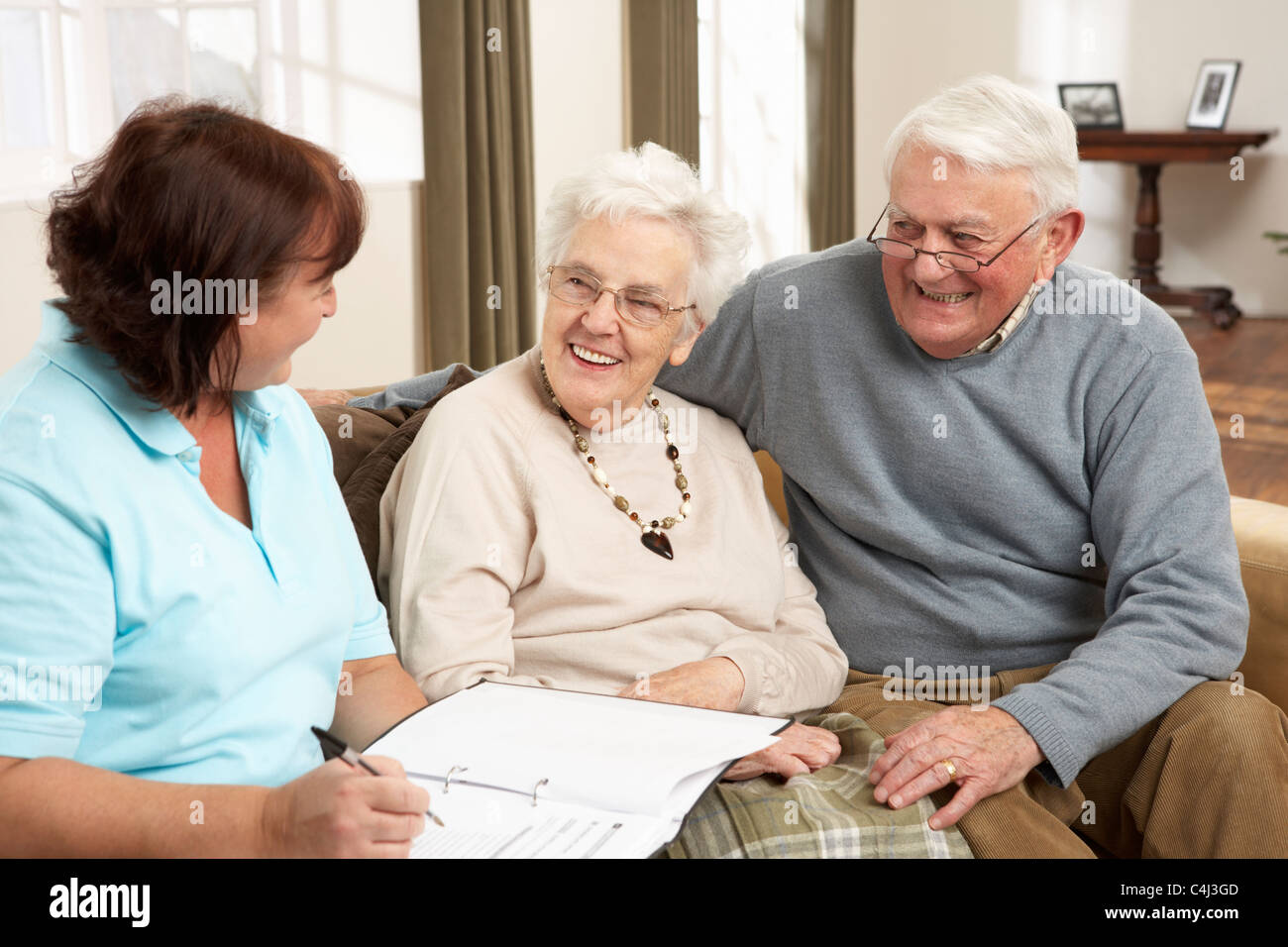 Älteres Paar im Gespräch mit Gesundheit Besucher zu Hause Stockfoto