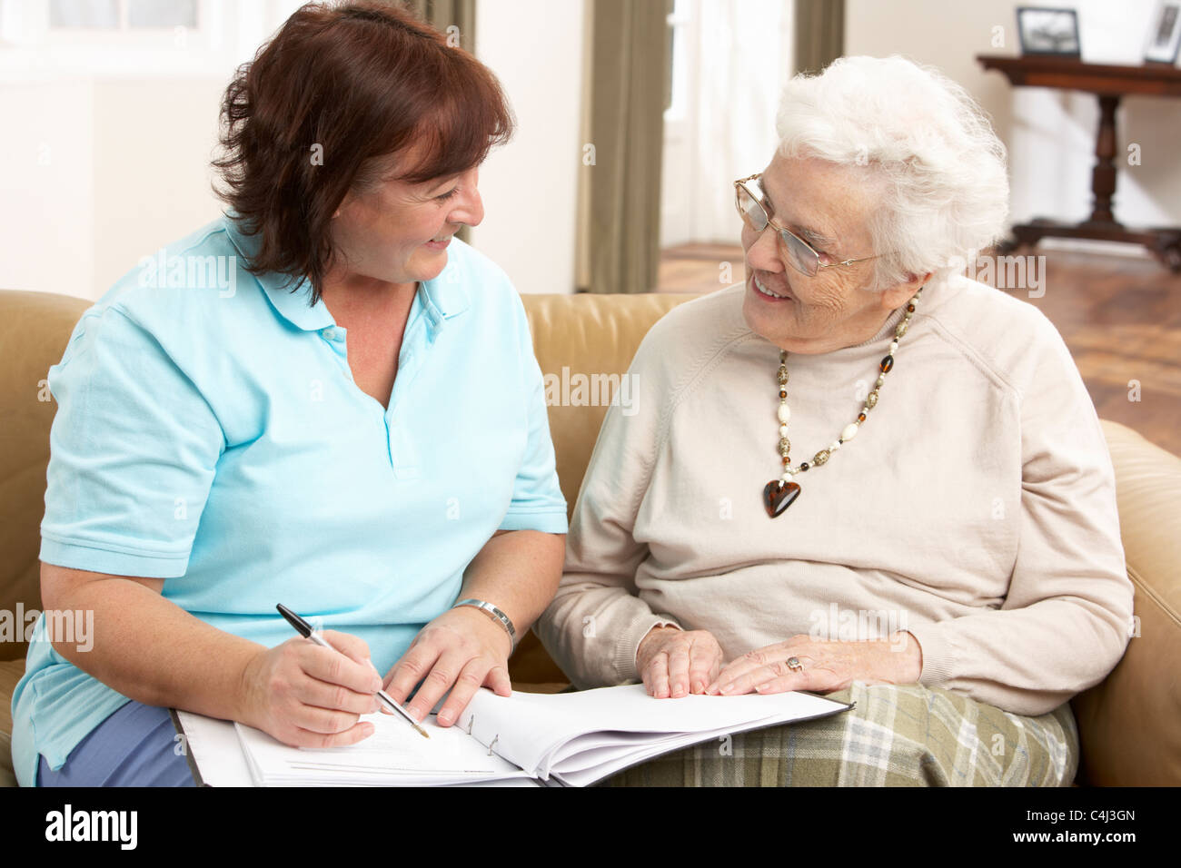 Ältere Frau im Gespräch mit Gesundheit Besucher zu Hause Stockfoto