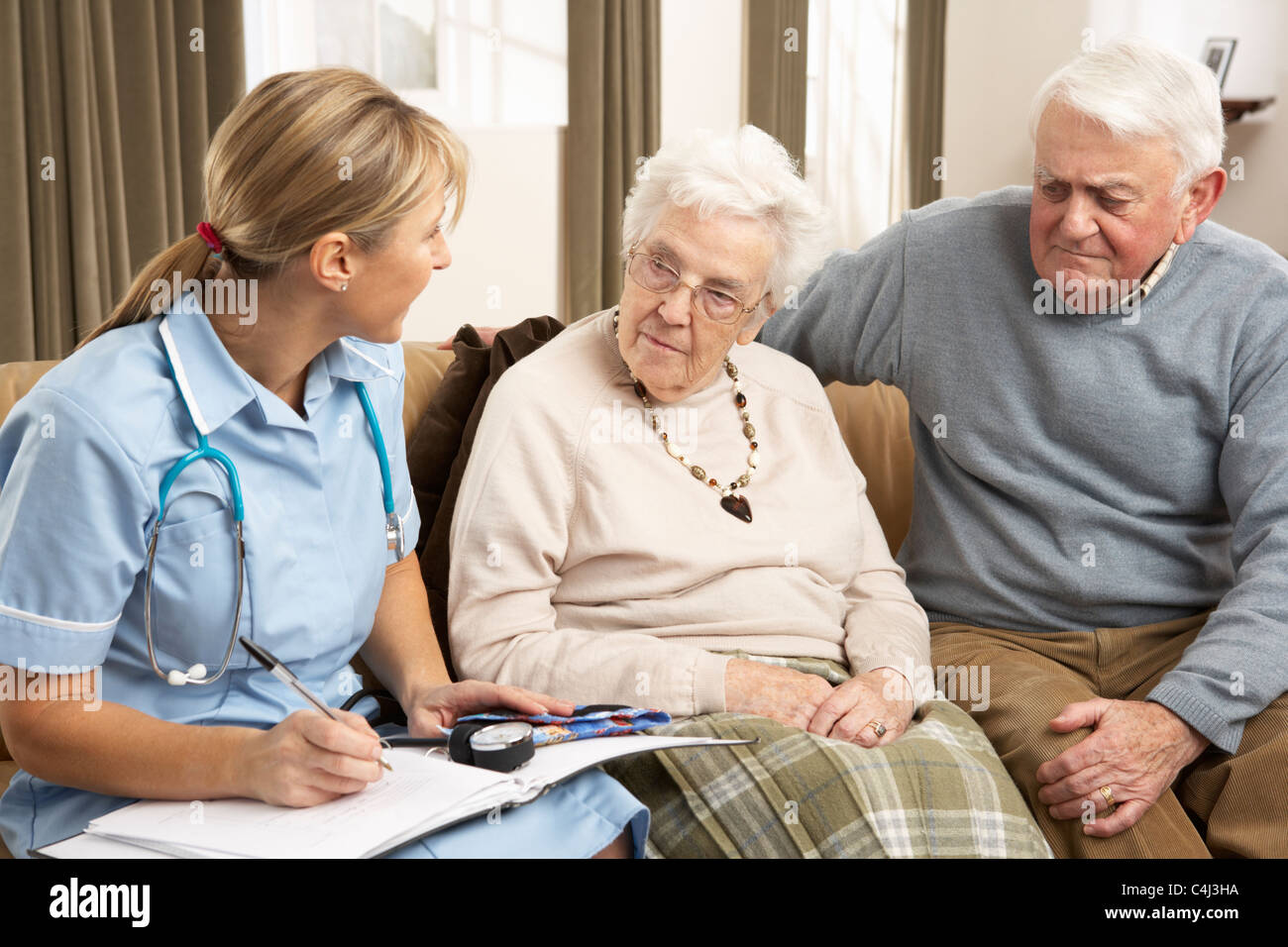 Älteres Paar im Gespräch mit Gesundheit Besucher zu Hause Stockfoto