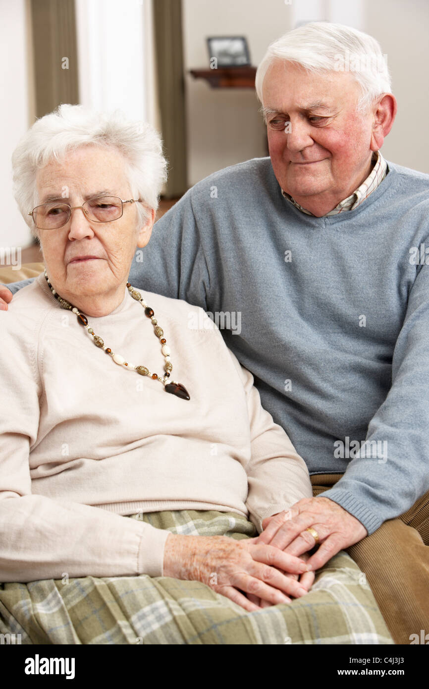Senior woman tröstet Frau zu Hause Stockfoto