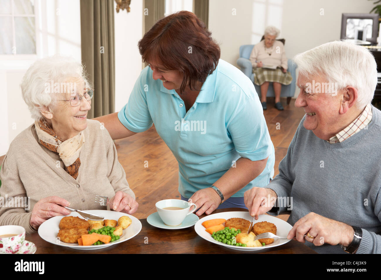 Älteres paar Mahlzeit serviert wird, durch Betreuer Stockfoto