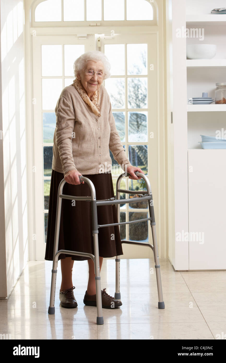 Senior Seniorin mit Walking Frame Stockfoto