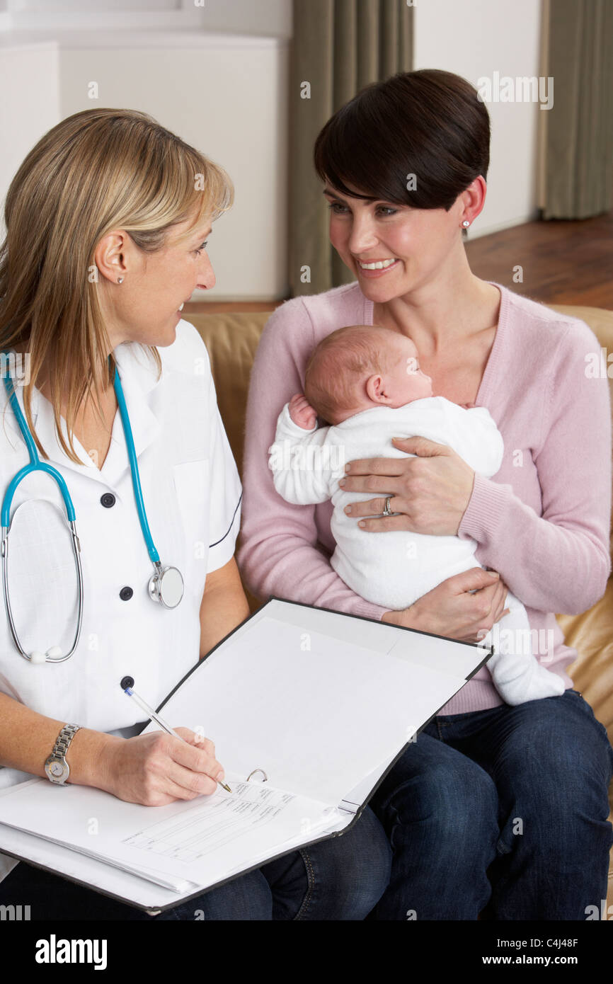 Mutter mit Neugeborenen im Gespräch mit Gesundheit Besucher zu Hause Stockfoto