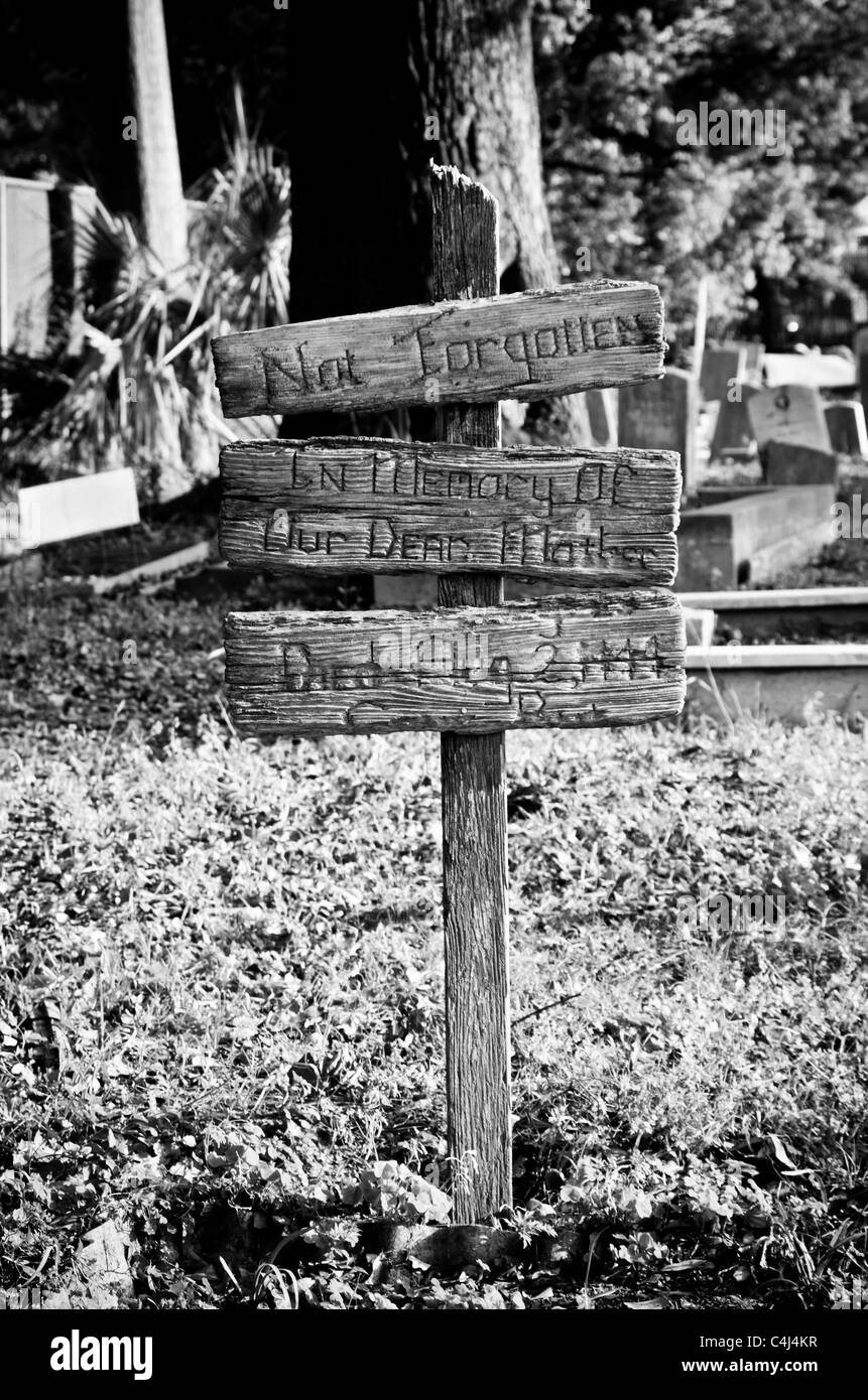 Hölzerne Grab Marker @ Holt Friedhof, New Orleans LA USA Stockfoto