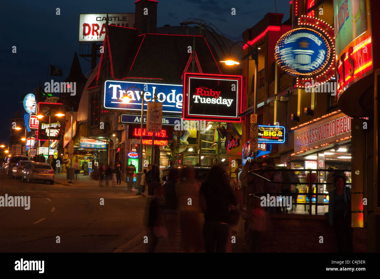 Die helle, bunte Lichter der Clifton Hill in der Nacht, Niagara Falls, Ontario, Kanada. Stockfoto