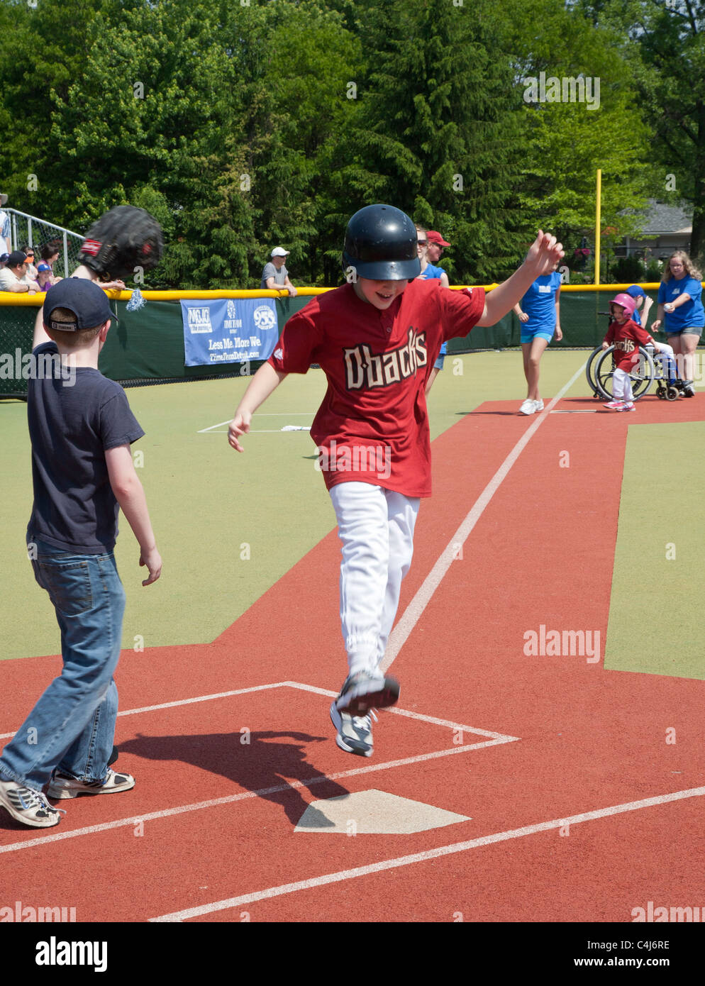 Behinderte Kinder spielen Baseball in der Wunder-Liga. Stockfoto