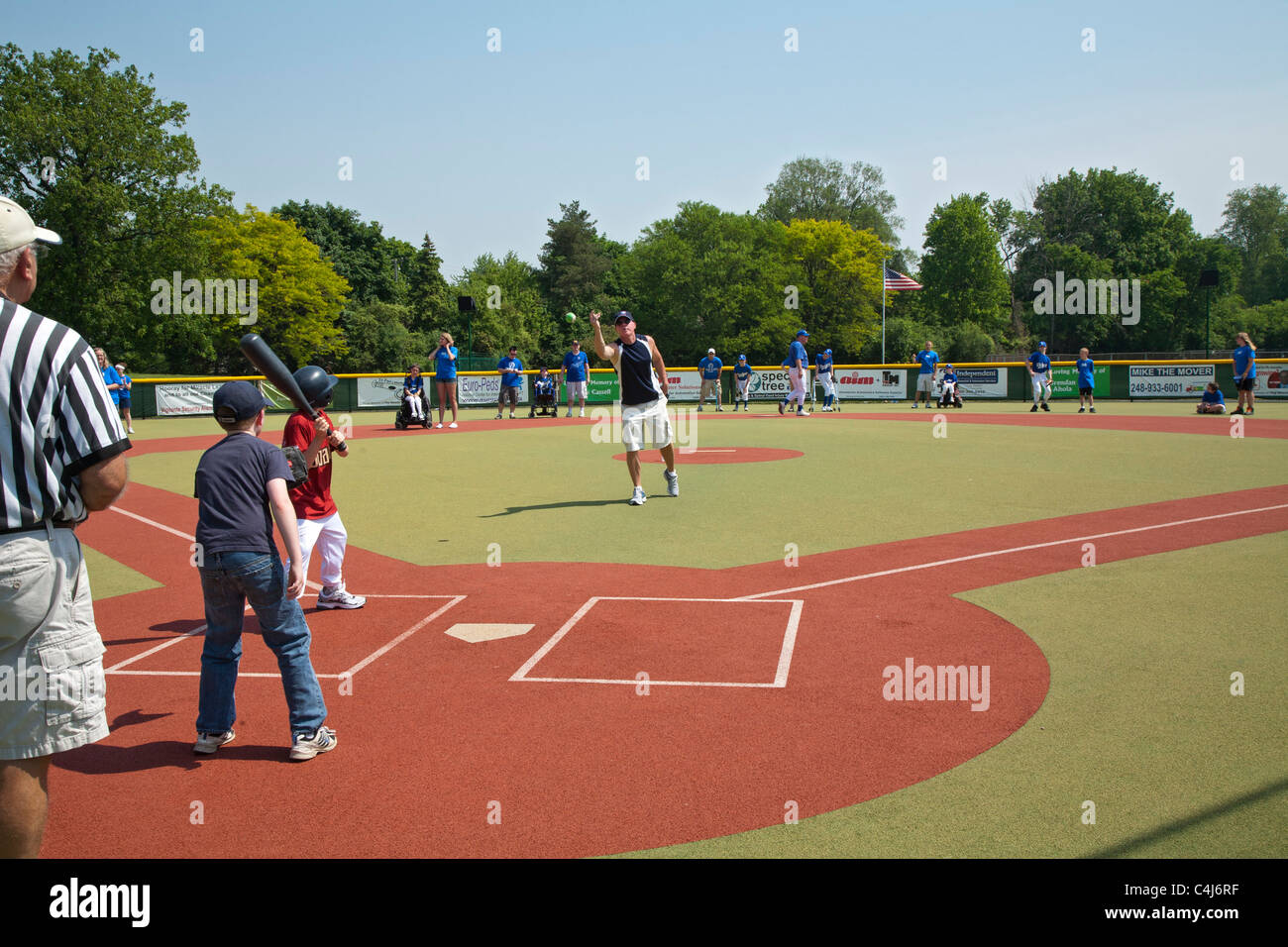 Behinderte Kinder spielen Baseball in der Wunder-Liga. Stockfoto