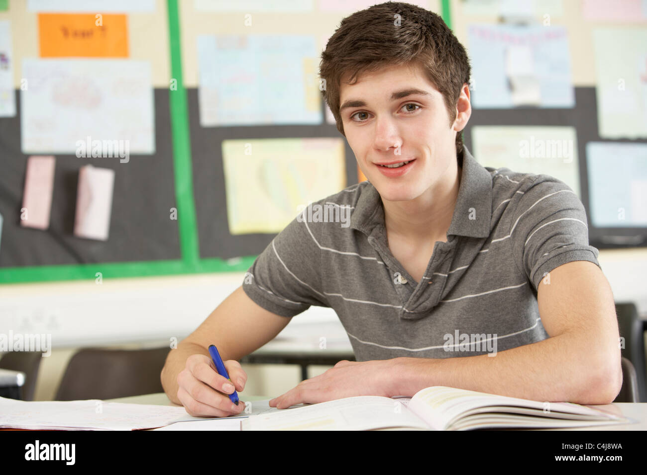 Männliche Teenager Studierender im Klassenzimmer Stockfoto