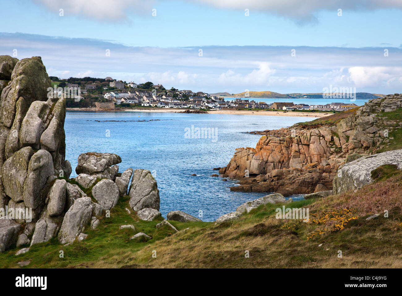 Hugh Town und Porthcressa Strand an Str. Marys Scilly-Inseln mit der Insel Bryher jenseits Stockfoto