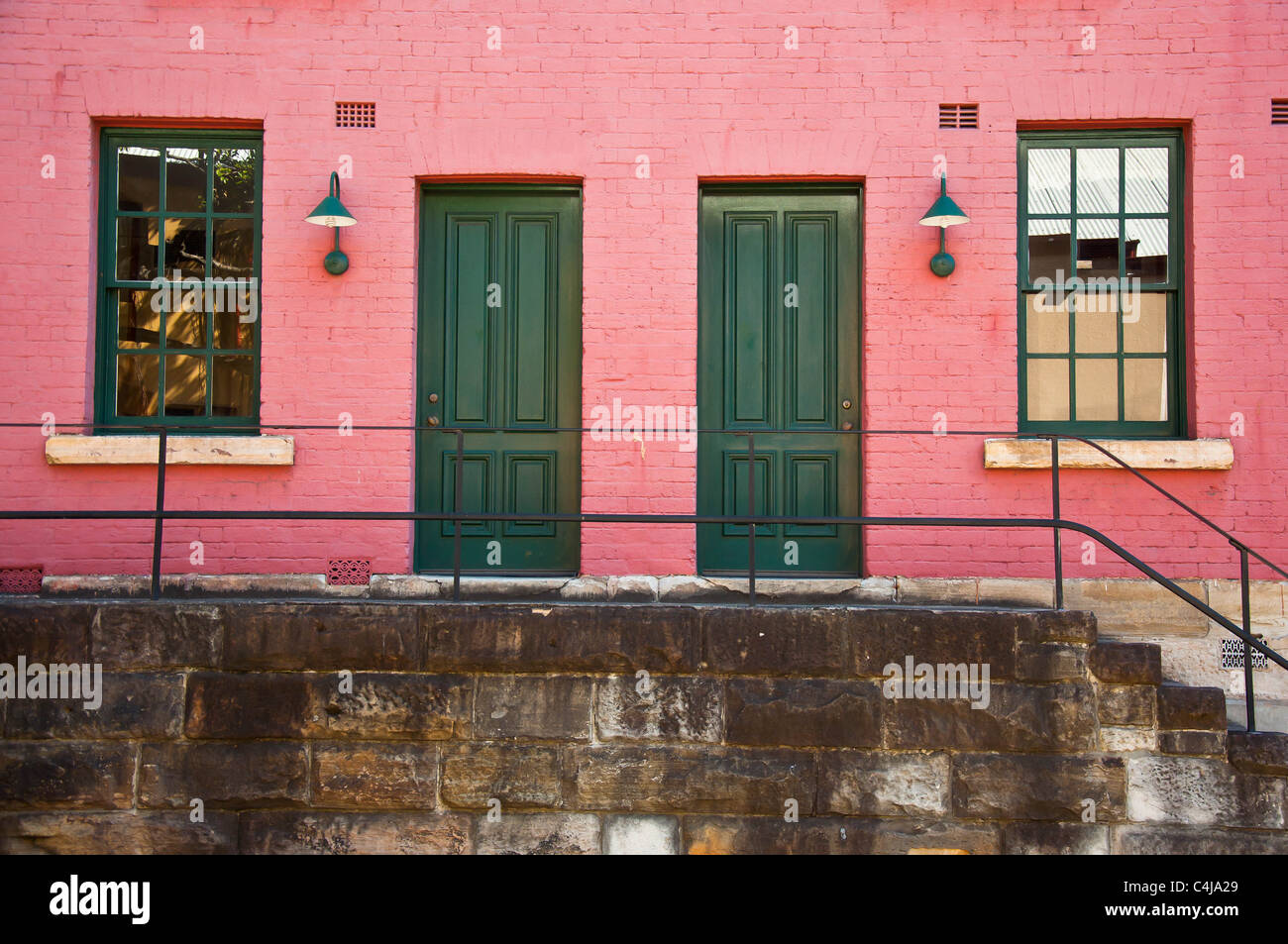 Türen und Fenster in einer Caprino-Gegend in Sydney Stockfoto