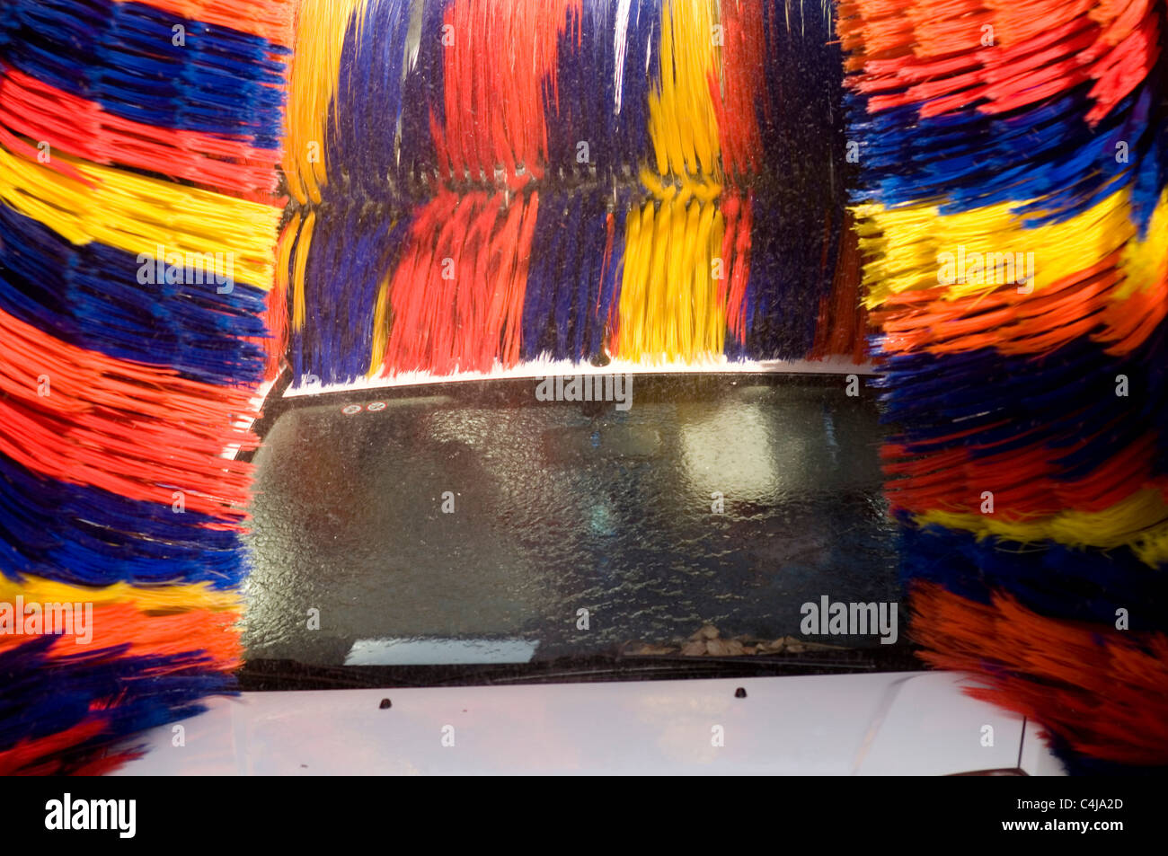 Waschanlage Carwash Automat Bürste Bürsten rotary rotierenden Wasserstrahl besprüht mit zerkratzten Wäschen Autowäschen Spin spinn Stockfoto