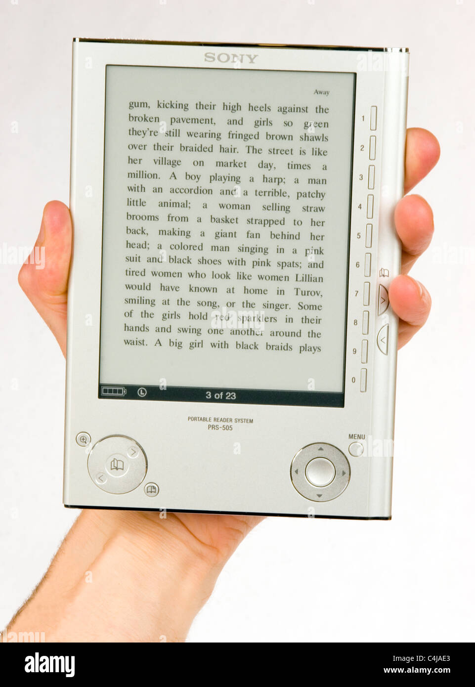 Hand hält e-Reader, eine elektronische portable Digitalbuch-Lagerung und lesen Gerät, e-Reader, weißer Hintergrund Stockfoto