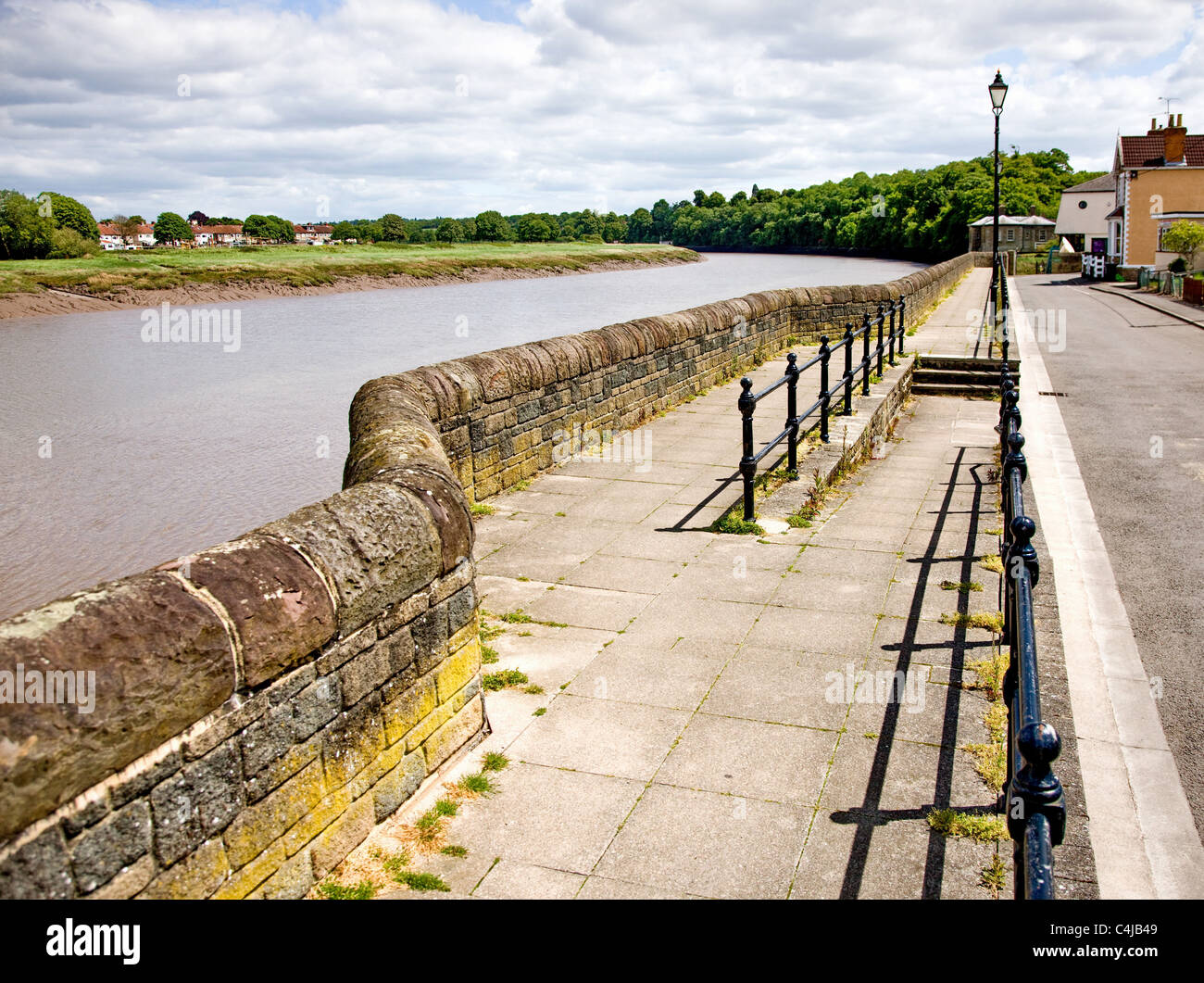 Die Ufermauer Promenade und den Fluss Avon bei Pille in der Nähe von Bristol Stockfoto