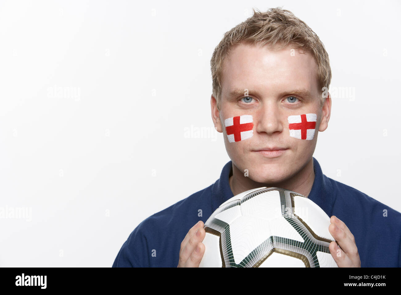 Junge männliche Fußball-Fan mit St Georges Flagge gemalt auf Gesicht Stockfoto