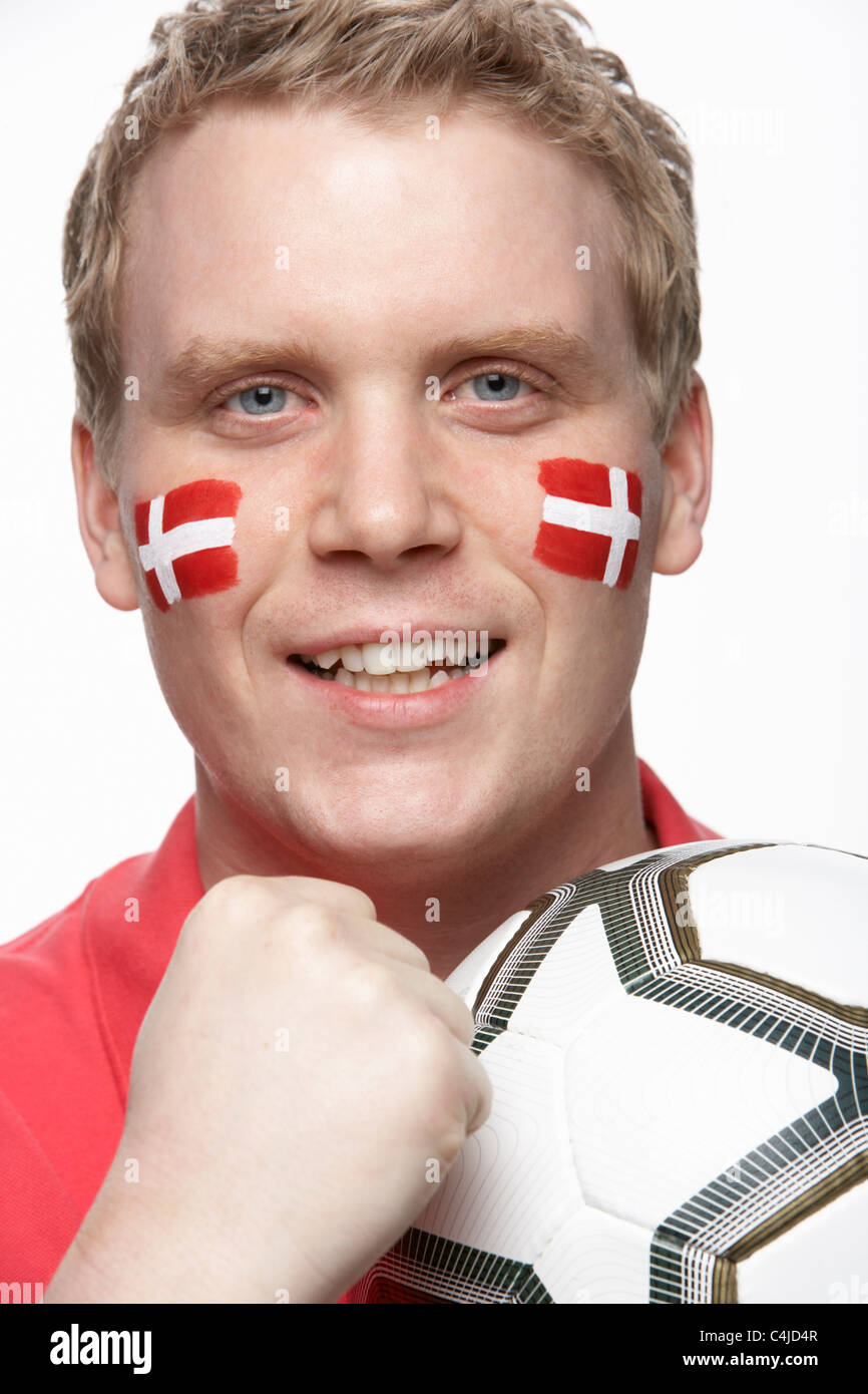Junge männliche Fußball-Fan mit dänischer Flagge auf Gesicht gemalt Stockfoto