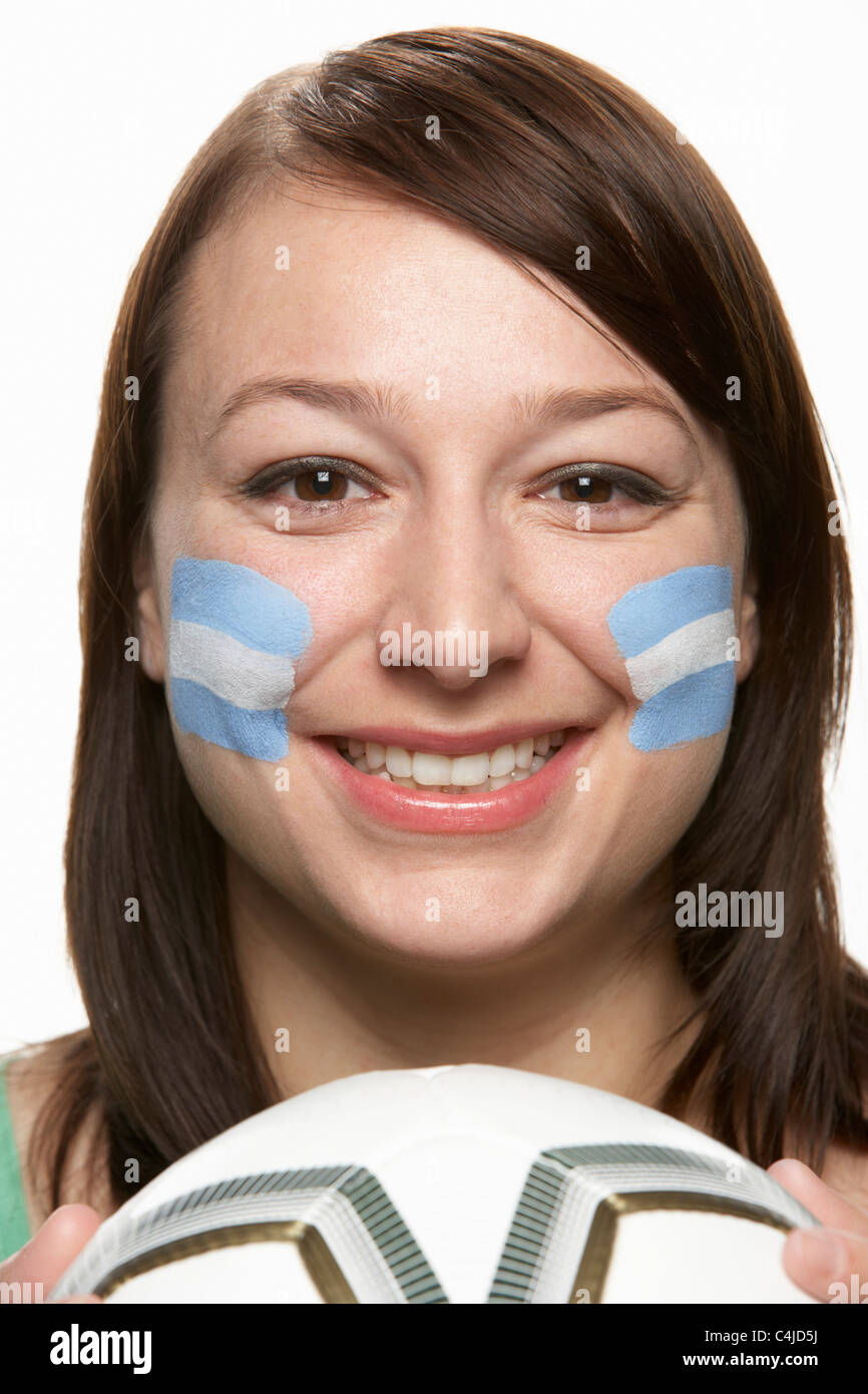 Junge weibliche Fußball-Fan mit argentinischen Flagge auf Gesicht gemalt Stockfoto