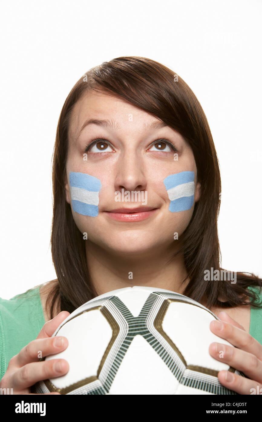 Junge weibliche Fußball-Fan mit argentinischen Flagge auf Gesicht gemalt Stockfoto