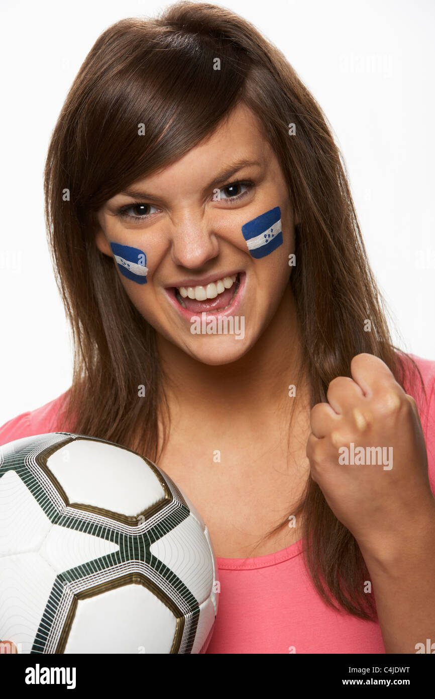 Junge weibliche Fußball-Fan mit Honduras Flagge auf Gesicht gemalt Stockfoto