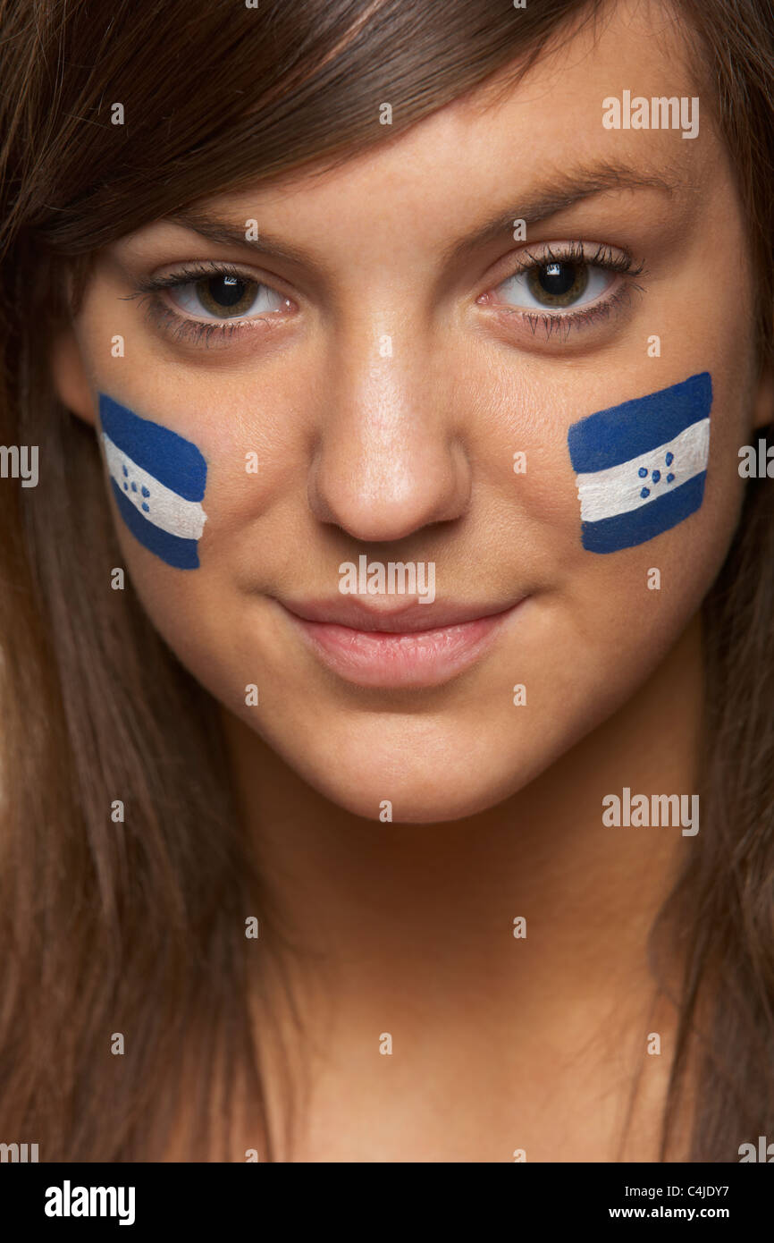 Junge weibliche Sportfan mit Honduras Flagge auf Gesicht gemalt Stockfoto