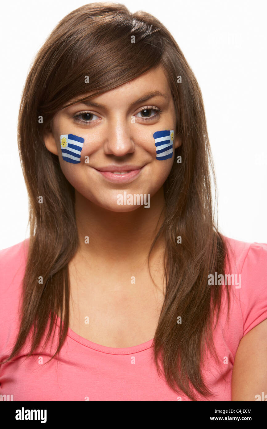 Junge weibliche Sportfan mit uruguayische Flagge auf Gesicht gemalt Stockfoto