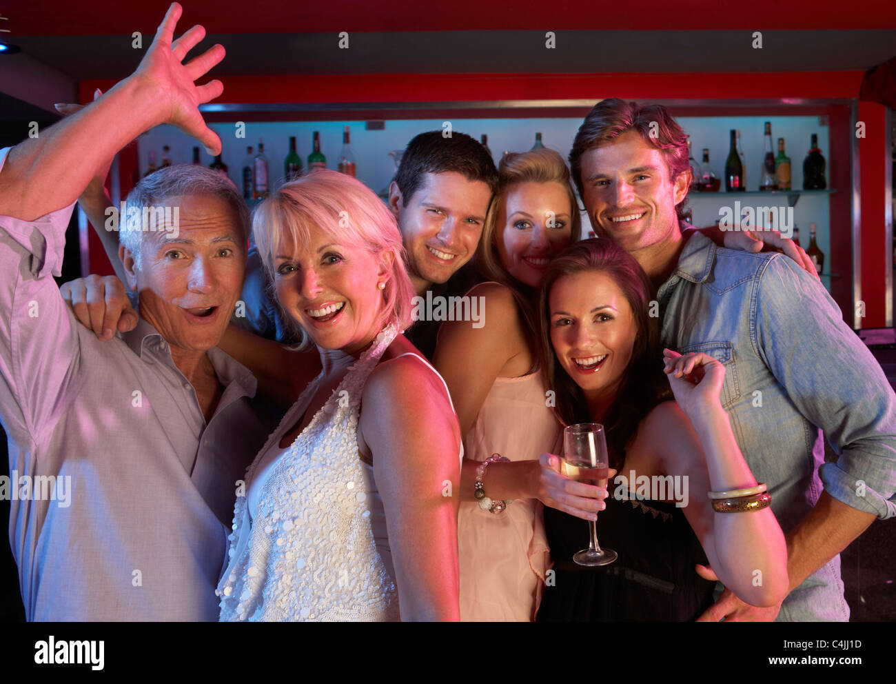 Gruppe von Menschen, die Spaß In belebten Bar Stockfoto