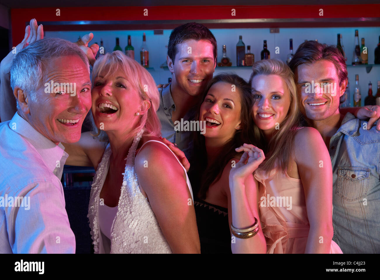 Gruppe von Menschen, die Spaß In belebten Bar Stockfoto