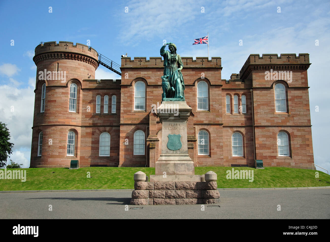 Inverness Castle und Flora Macdonald Statue, Castle Hill, Inverness, Highland, Schottland, Vereinigtes Königreich Stockfoto