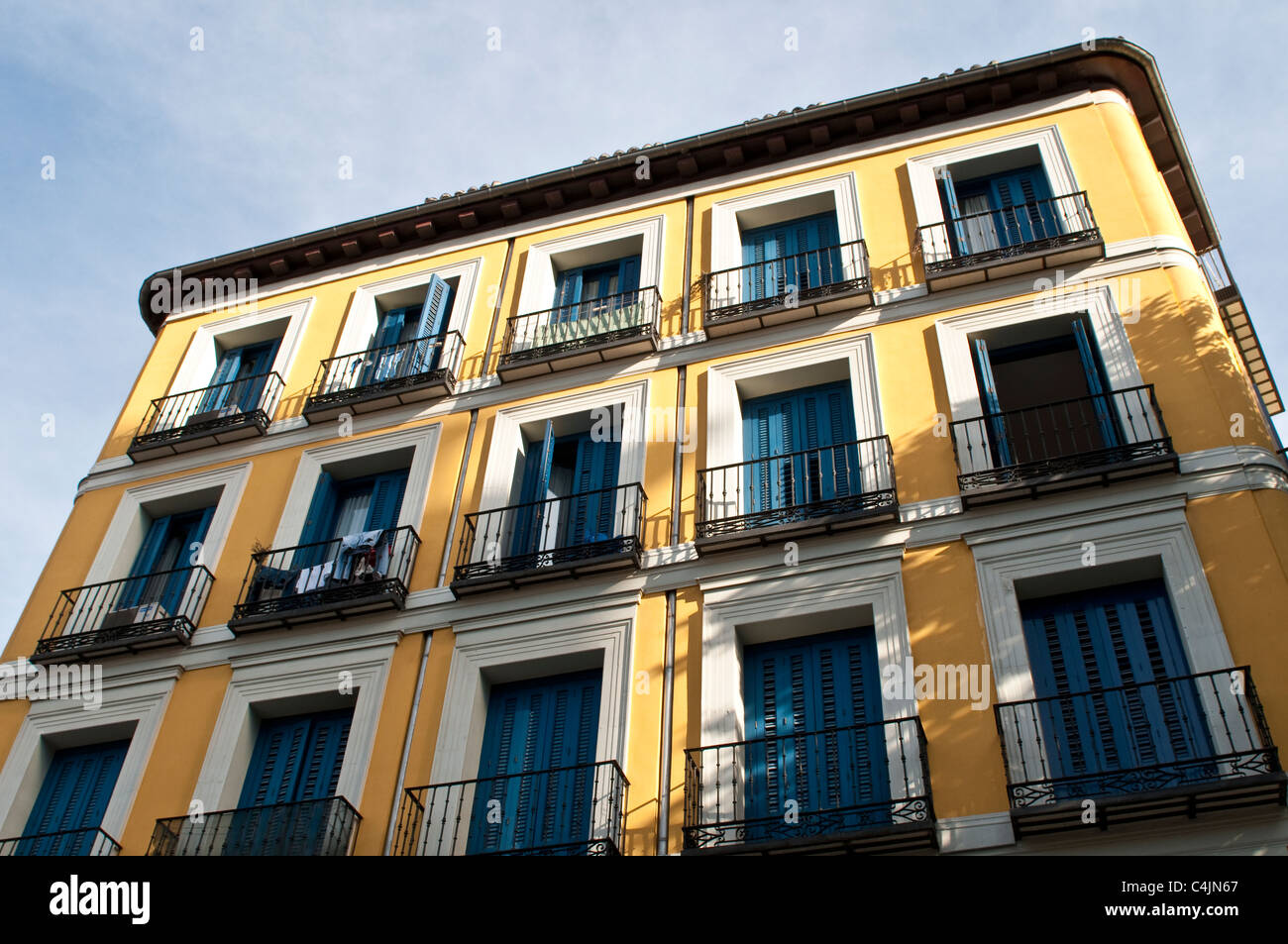 Gelbes Haus mit blauen Balkonen, Plaza de San Andres, La Latina, Madrid, Spanien Stockfoto