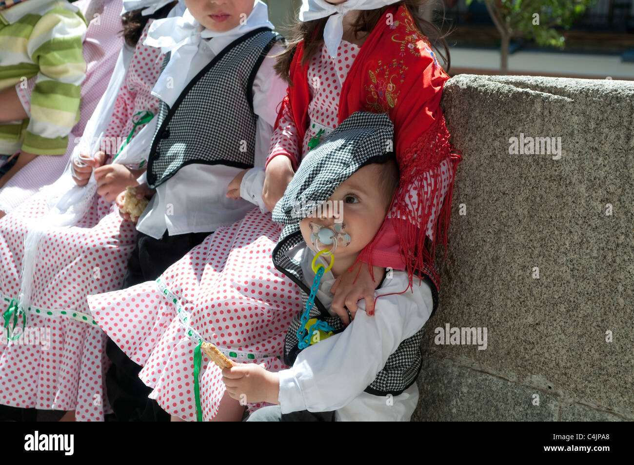 Jungen und Mädchen gekleidet in Chulapas und Chulapos - Tracht, Lavapies, Madrid, Spanien Stockfoto