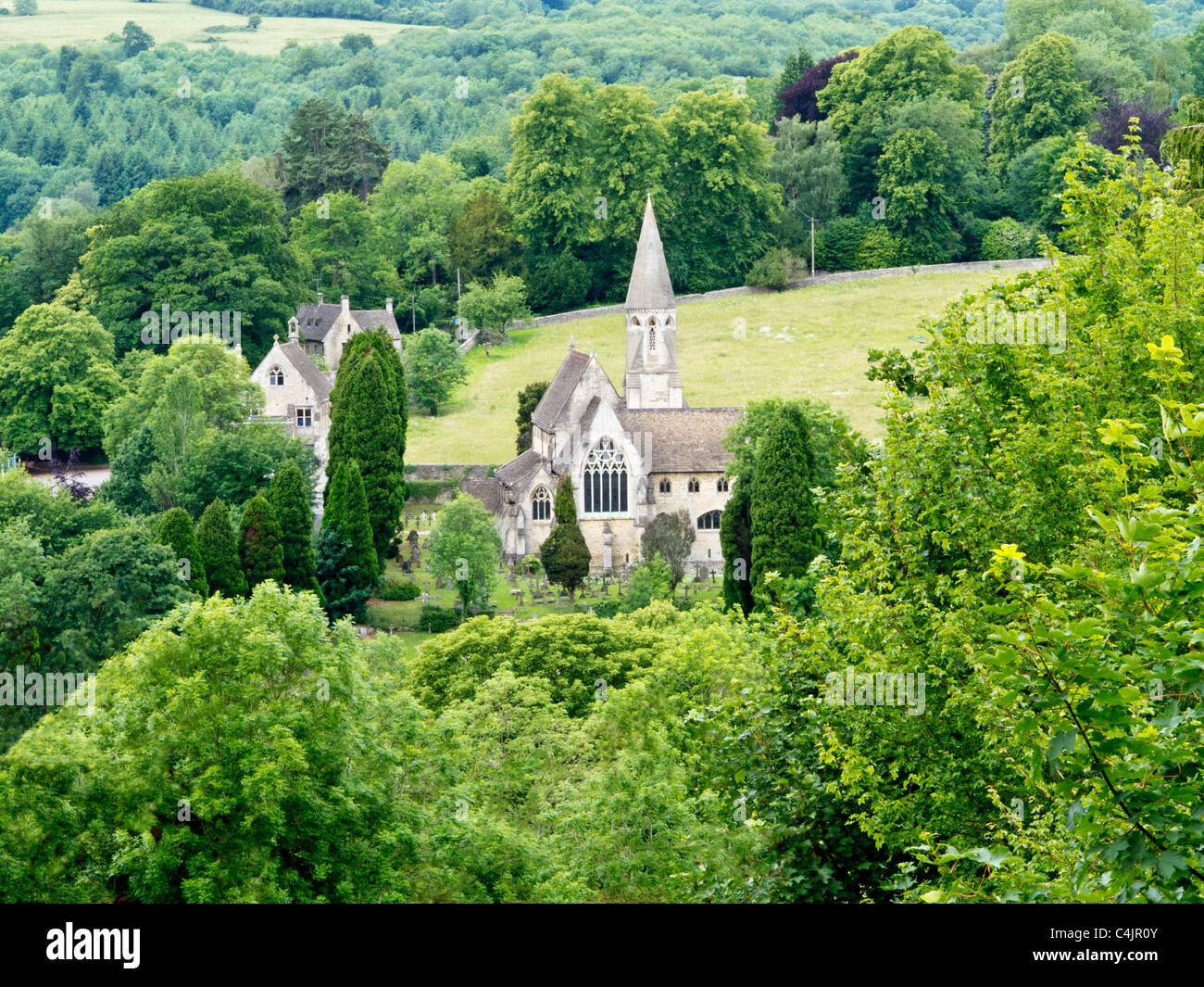 Blick hinunter auf Woodchester Kirche in der Nähe von Stroud, Gloucestershire, eine schöne Dorfkirche in den Cotswolds Stockfoto