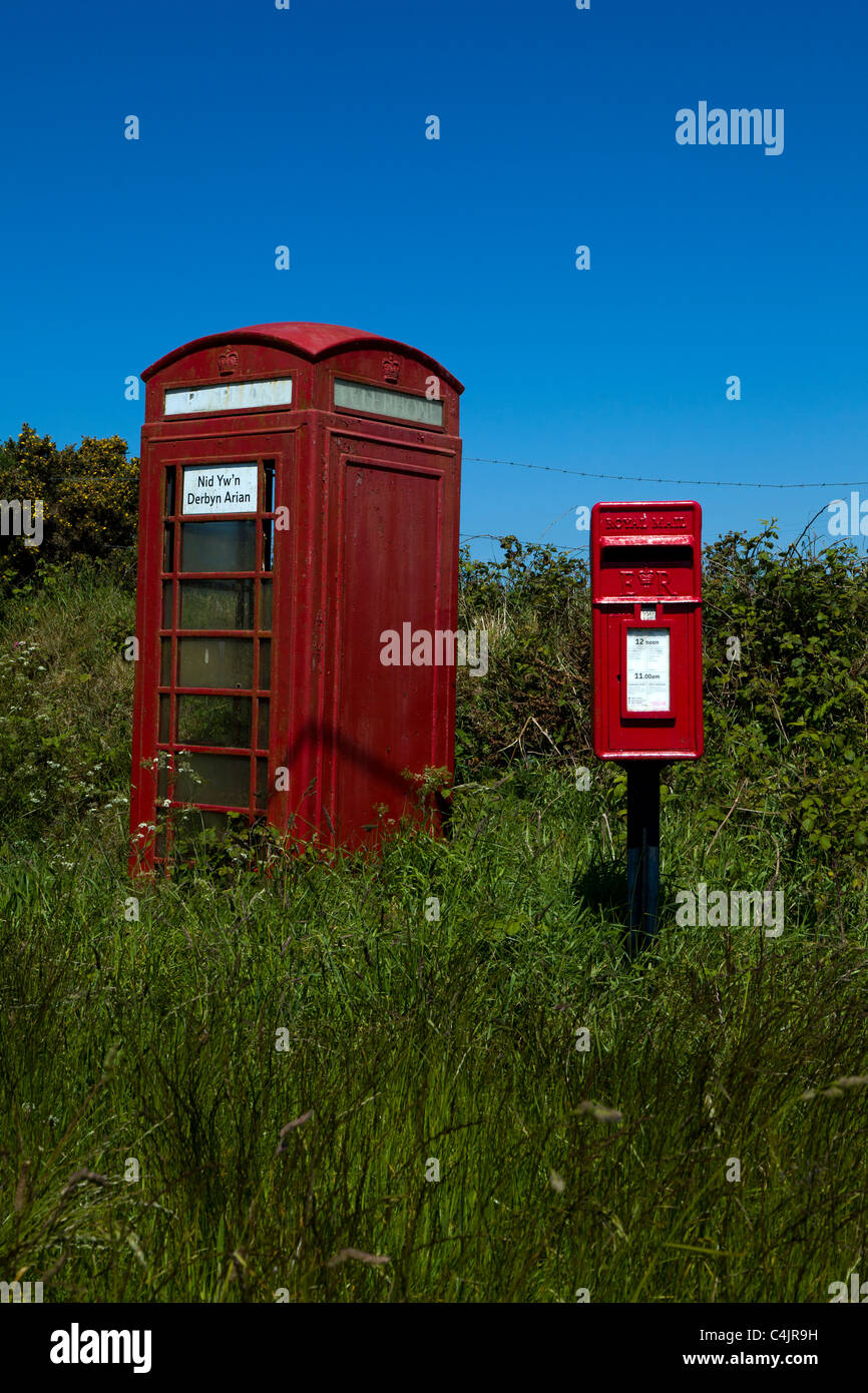 Einen roten Briefkasten und stillgelegten Telefon box auf dem Lande in der Nähe von Stolperfallen Kopf, Pembrokeshire, Wales Stockfoto