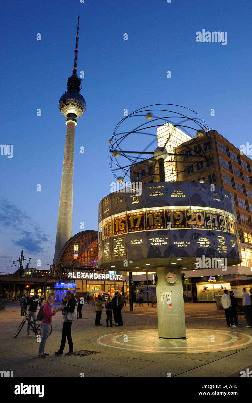 Alexanderplatz mit Weltzeituhr, Bahnhof Alexanderplatz und Fernsehturm am Dusk, Bezirk Mitte, Berlin, Deutschland, Europa Stockfoto