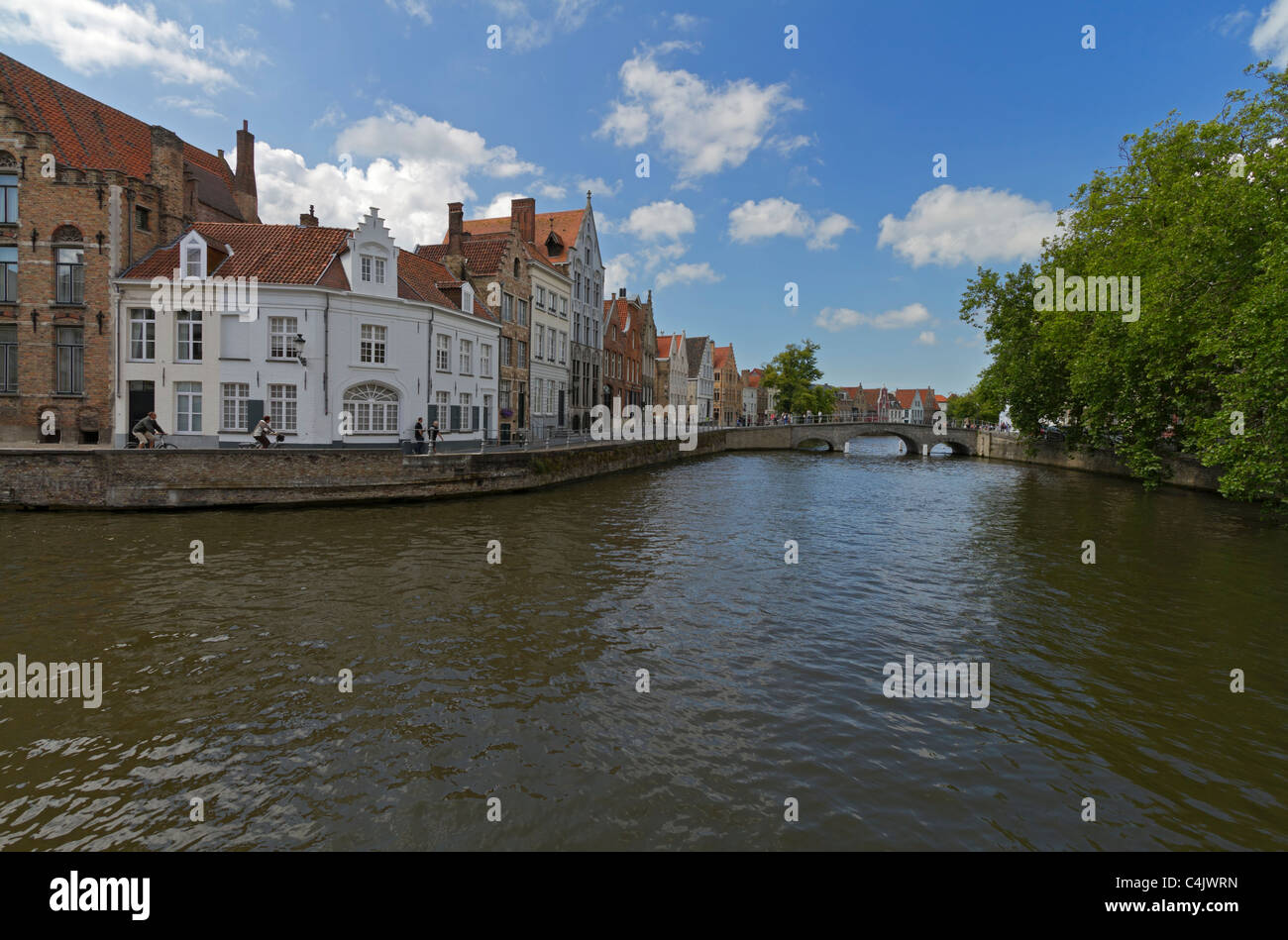 Lange Rei und Gouden Handbrug, Brugge, Belgien. Suchen auf der Zielgeraden der Langerei Kanal aus der Ecke des Spiegelrei. Stockfoto