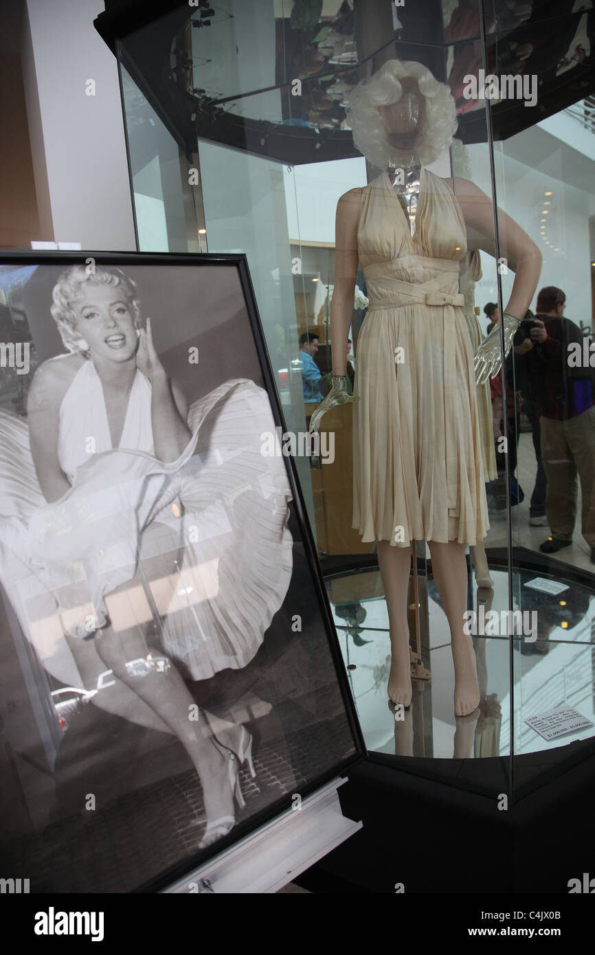 MARILYN MONROE U-BAHN KLEID DEBBIE REYNOLDS HOLLYWOOD MEMORABILIEN AUKTION VORSCHAU BEVERLY HILLS LOS ANGELES KALIFORNIEN USA 15 Stockfoto