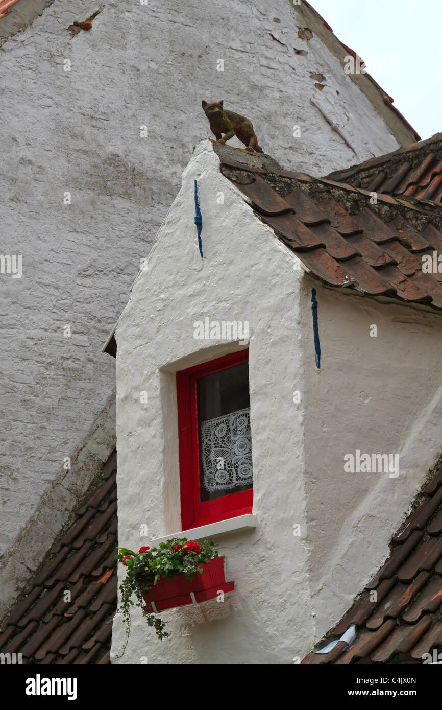 Tier-Statue auf dem Dach eines kleinen Hauses in Brügge, Belgien. Stockfoto