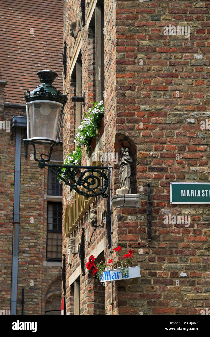 Ecke eines Hauses auf Maria Straat, Brügge, Belgien. Stockfoto