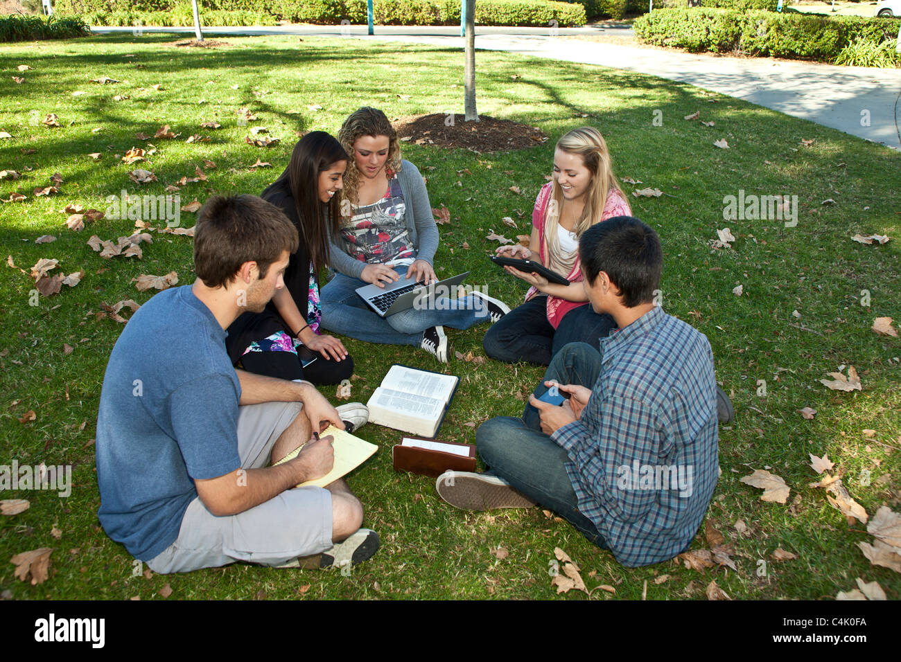 Multi-ethnischen, rassischen rassisch ethnisch Diskussion Gruppe Teenager Studie zusammen mit iPad-Handy-iPhone-Geräte. Herr © Myrleen Pearson Stockfoto