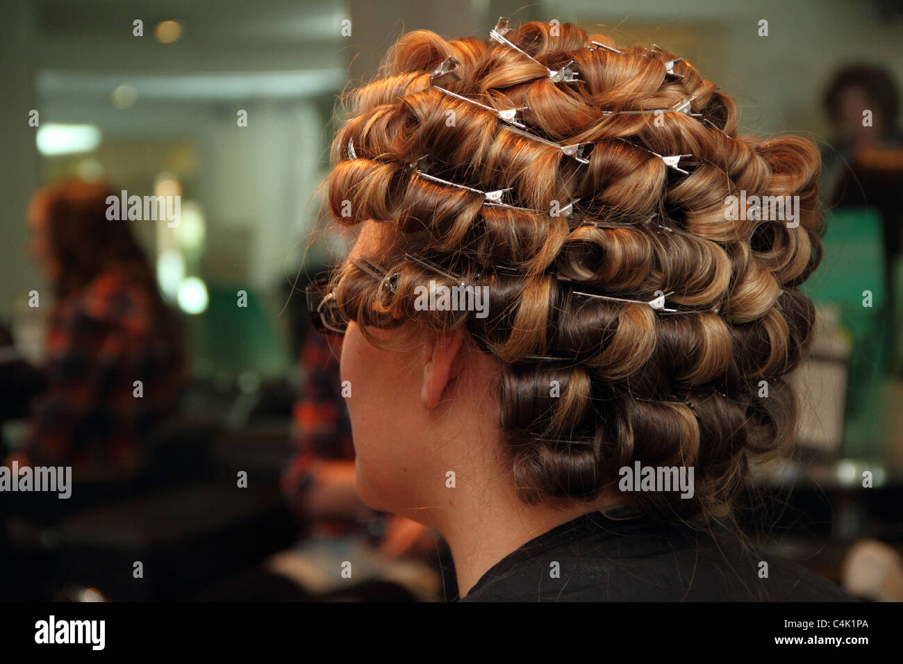 Haar in Lockenwicklern beim Friseur. Eine Braut für ihren großen Tag vorbereitet. Beauty-Salon. Stockfoto