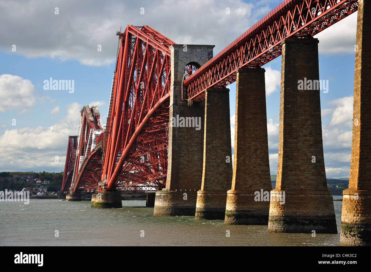 Die Forth Bridge aus South Queensferry, Firth of Forth, Lothian, Schottland, Vereinigtes Königreich Stockfoto
