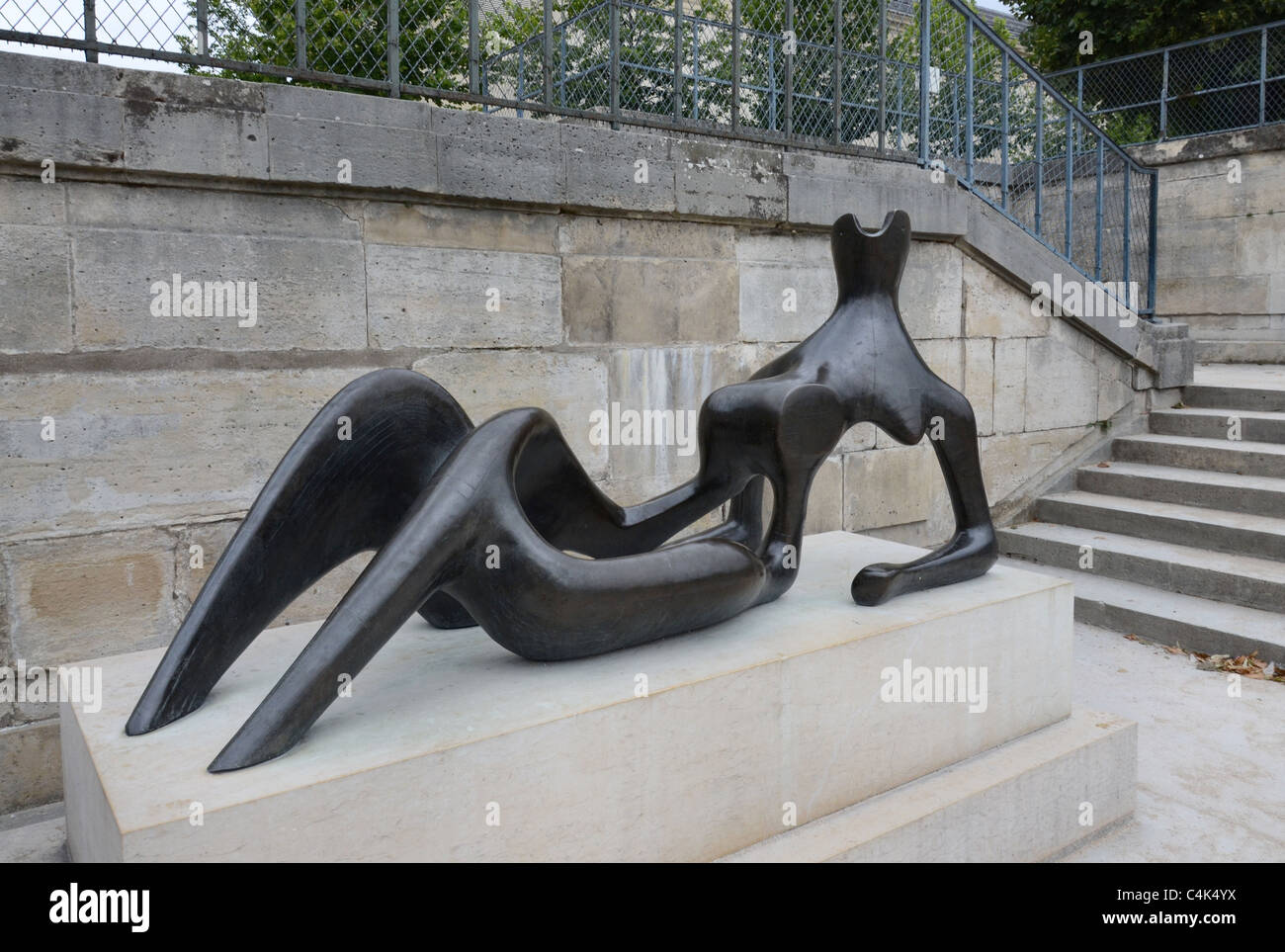 Reclining Figure (1951) von Henry Moore in der Jardin des Tuileries, Paris. Stockfoto