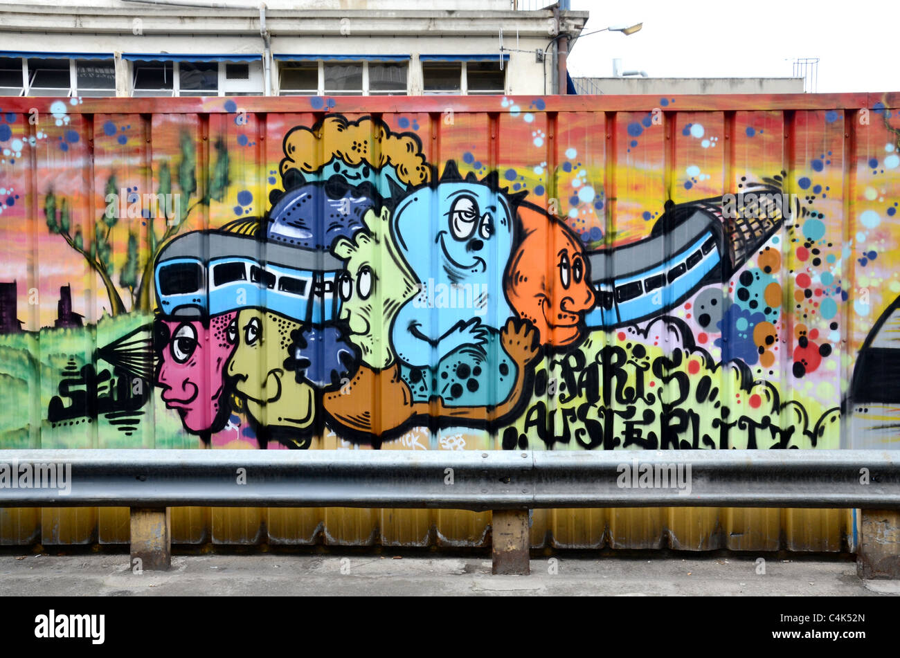 Graffiti von der Gare d ' Austerlitz in Paris, Frankreich. Stockfoto