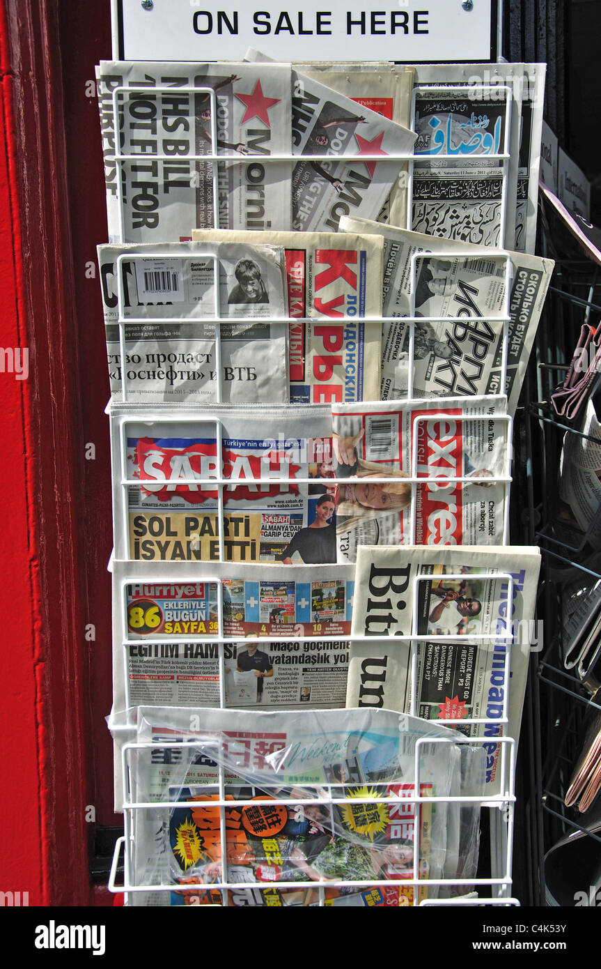 Internationalen Zeitungen Stand draußen Zeitungsladen, Royal Mile, Altstadt, Edinburgh, Lothian, Schottland, Vereinigtes Königreich Stockfoto