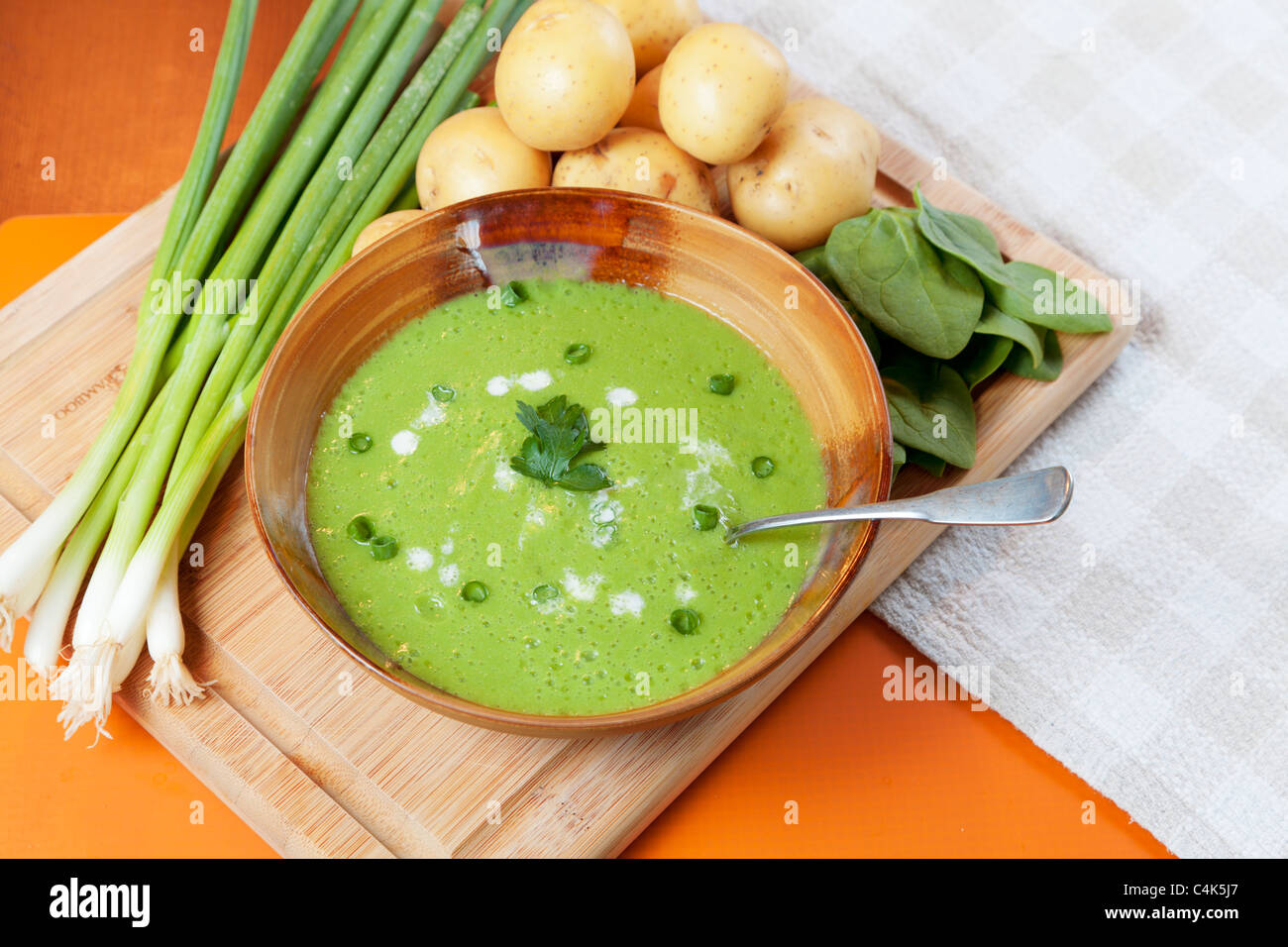 Hausgemachte Kartoffel-Spinat-Suppe Stockfoto