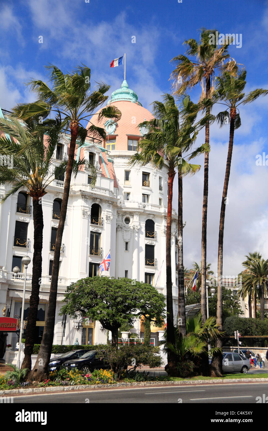 Palmen vor Art-Deco-Hotel Negresco an der Promenade des Anglais-Nizza-Frankreich Stockfoto