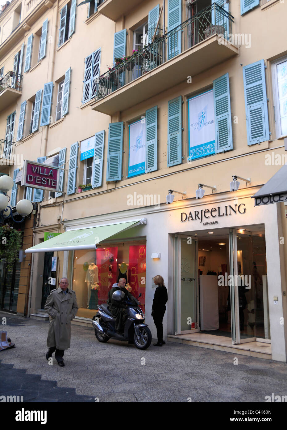 Mann auf Roller mit weiblichen Kleidung Darjjeling Shop Arbeiter in Zentralfrankreich schön zu reden Stockfoto