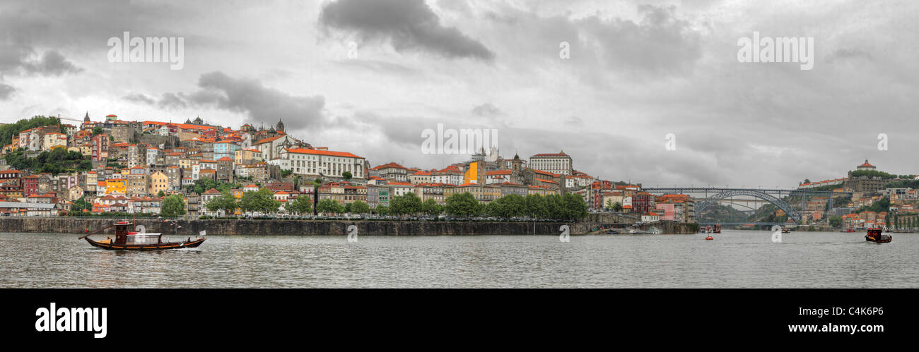 Panorama alten Porto Flusses bestehenden, mit Booten, Altstadt, Stadt von Gaia und berühmte Brücke Ponte Dom Luis, Porto, Portugal Stockfoto