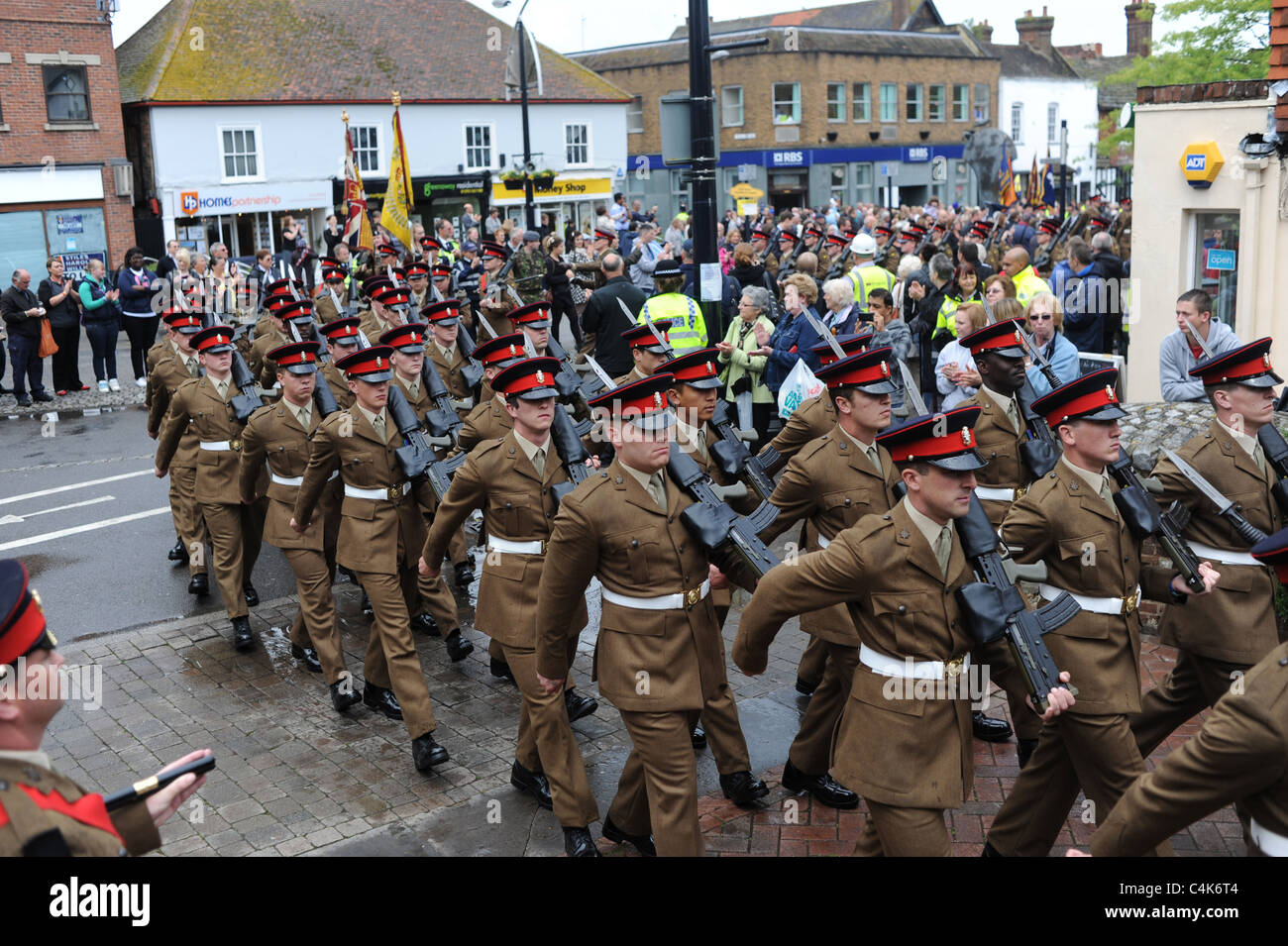 Truppen von der Prinzessin von Wales Regiment marschieren durch Crawley in Sussex nach seiner Rückkehr aus Afghanistan Stockfoto